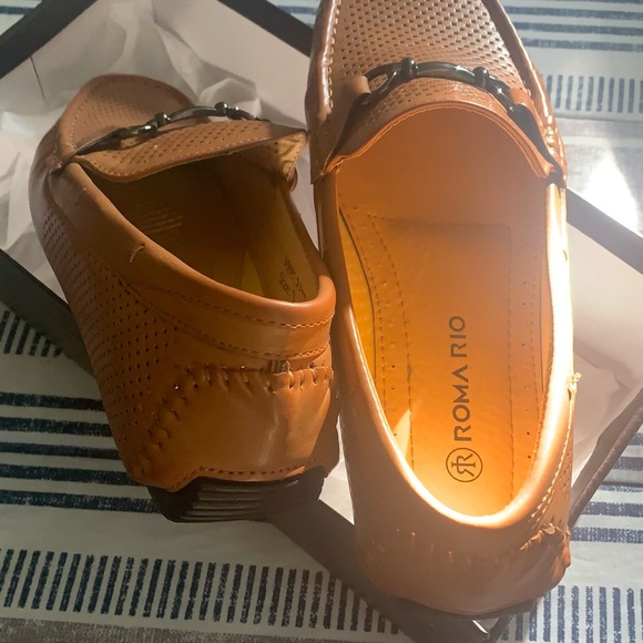 Like New Italian Driving Loafers Beautiful-Tan in color size 9 so comfortable. - Picture 11 of 14